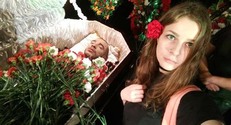 Взгляд общества на церемонию похорон в алая одежда