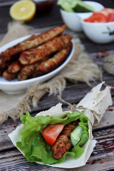 Вкусные и ароматные кебабы из сосисок и овощей: необычный способ использования колбасных изделий