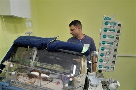 Гигиеническое достоинство подмывания недавно родившегося малыша под водителем
