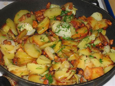 Гурманский рецепт: картошка в курином бульоне с грибами и травами