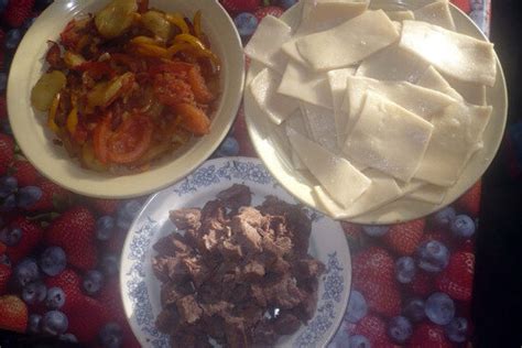 Добавление мяса в ароматный ленточный блюдо
