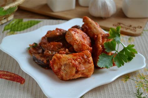 Дополнение сковороды маринованной птицей