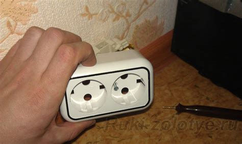 Закрепите розетку на стене