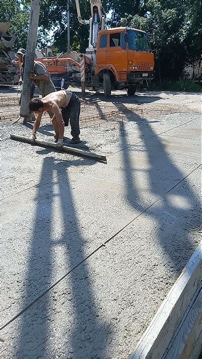 Заливка бетонной площадки для технического освещения здания