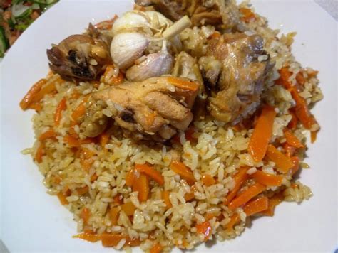 Здоровый куриный плов с ароматными специями и овощами