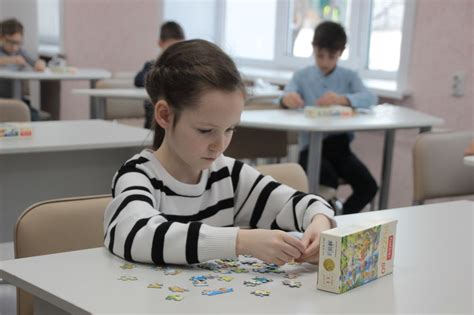 Инструктор в сборке пазлов