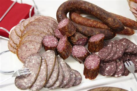 Как получить идеальный вкус и текстуру колбасы: необходимость правильной обработки перед жаркой