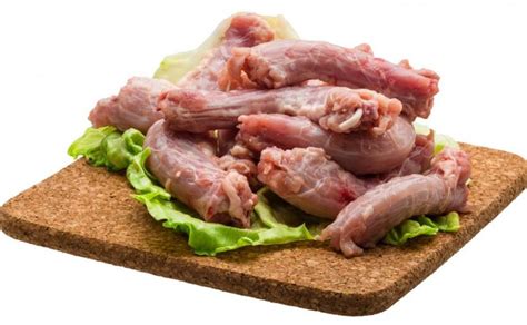 Как правильно давать куриные шеи собаке