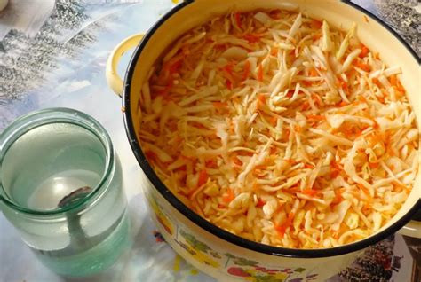Квашеная капуста в кастрюле: плюсы и минусы