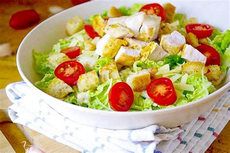 Классический рецепт салата цезарь с курицей и гренками