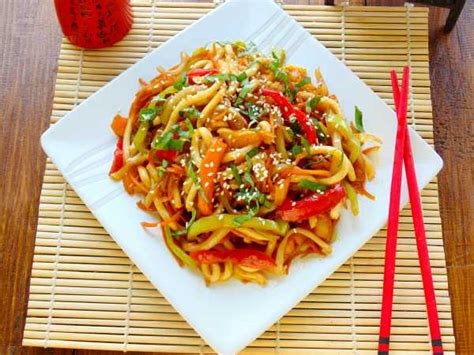 Куриная лапша с овощами и соусом: простое блюдо для быстрого приготовления