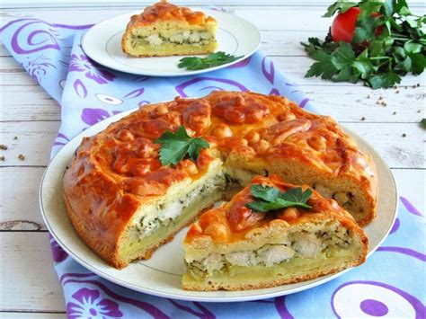 Легкий пирог с курицей и сметаной