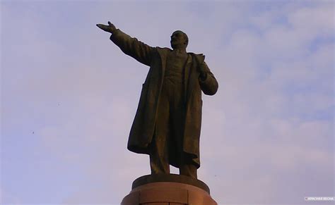Ленин в мемориальном сооружении
