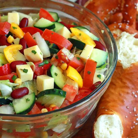 Овощной салат с кукурузой и оливками