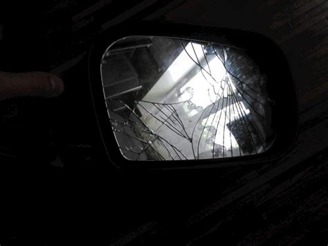 Опасности и повреждения при сохранении треснутого зеркала