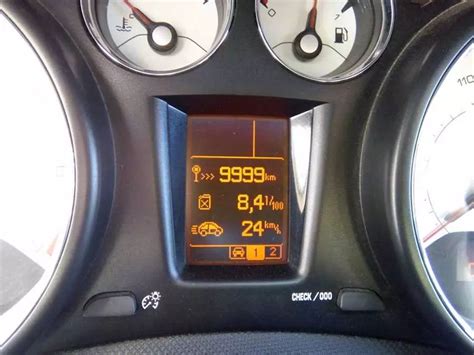 Определите наличие функции настройки времени на вашем автомобиле Peugeot 308 2012