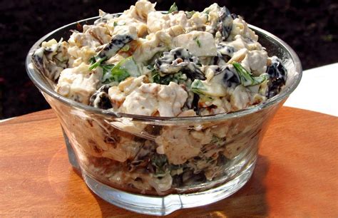 Оригинальный салат с куриной фаршем и грибами