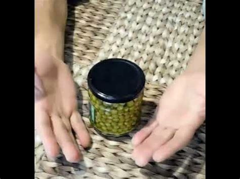 Открывание банки при помощи силы рук
