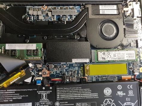 Открывание ноутбука Lenovo для доступа к батарее