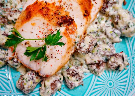 Панированная куриная грудка со сливочным соусом