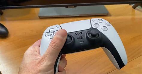 Подключение контроллера DualSense к PlayStation 4 с помощью USB-кабеля