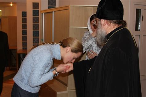 Почему мусульмане целуют руку