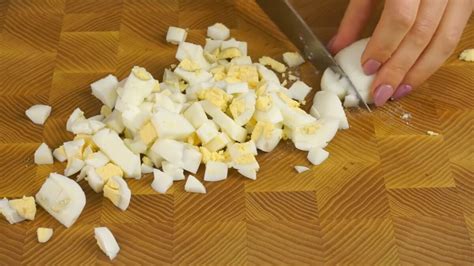 Приготовление начинается с нарезки