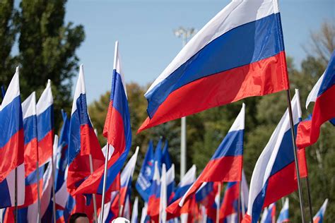 Применение флага со символами кардинальных цветов в современном контексте