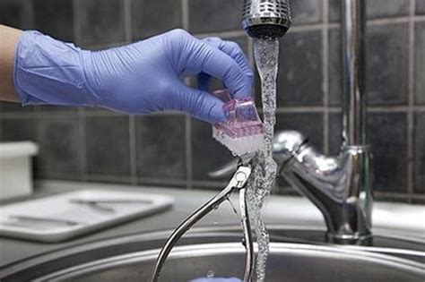 Промывка рыбы под проточной водой