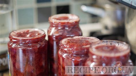 Разливание готового повидла в стерилизованные банки