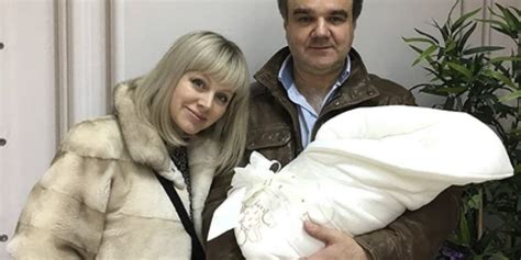 Рассуждения о возможных причинах отсутствия потомства у известной пары
