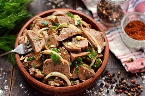 Рецепты изысканных блюд с мясом свиных языков, приправленных сочной хрустящей свииной кожей
