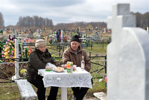 Родственники поминают усопших