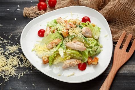 Салат "Цезарь" с куриной грудкой и пармезаном