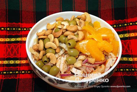 Салат с орехами и сушеными фруктами