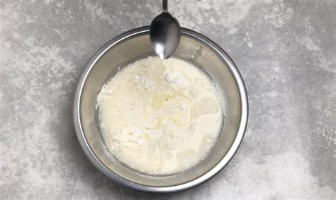Смешивание муки с солью