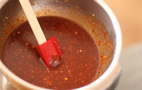 Смешивание соуса и мяса