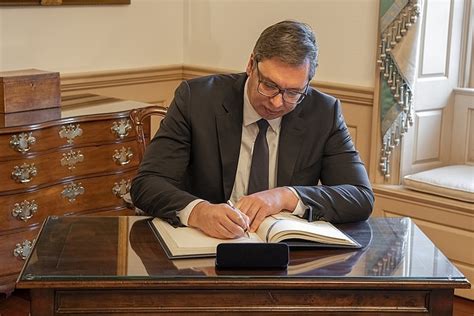 Совершать поступок, приводящий к ухудшению ситуации