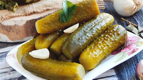 Соленые огурцы: подача и сервировка