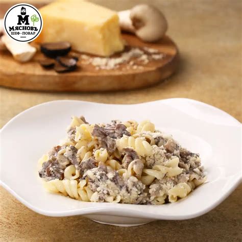 Сытный куриной штрудель с грибами и сливочным соусом