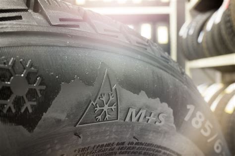 Тренировка вождения автомобиля в зимнее время
