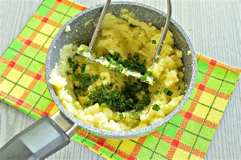 Третье блюдо: картофельное пюре с зеленью