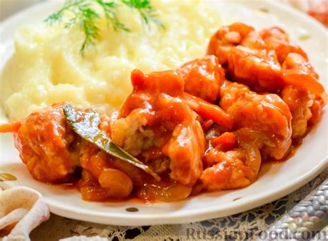 Тушение говядины с хрящами в томатном соусе с луком и чесноком