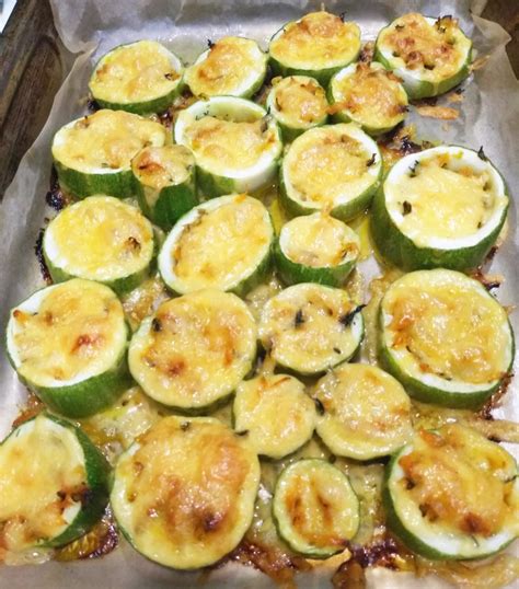 Фаршированные кабачки под сырной корочкой: удивите гостей вкусом