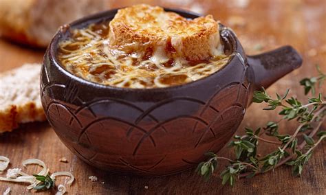 Французский луковый суп с сырной гренкой