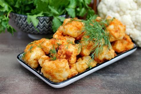 Цветная синяя капуста в кляре с чесноком