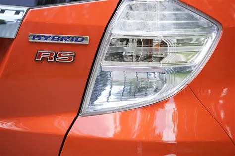 Эффективность и экологичность гибридного автомобиля Honda Fit: уникальные особенности