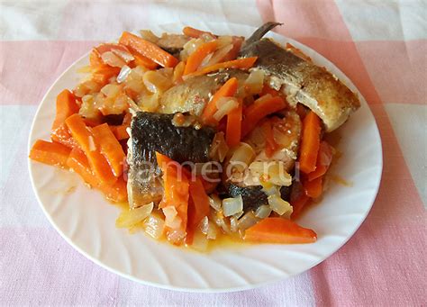  Декорирование готовой горбуши с овощами 
